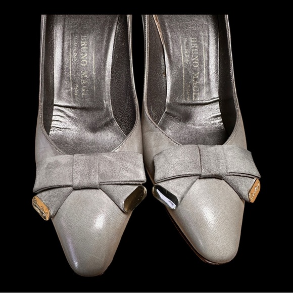 VINTAGE BRUNO MAGLI GREY LEATHER PUMPS W/BOW ACCENT (SZ 7AA) - Picture 2 of 12